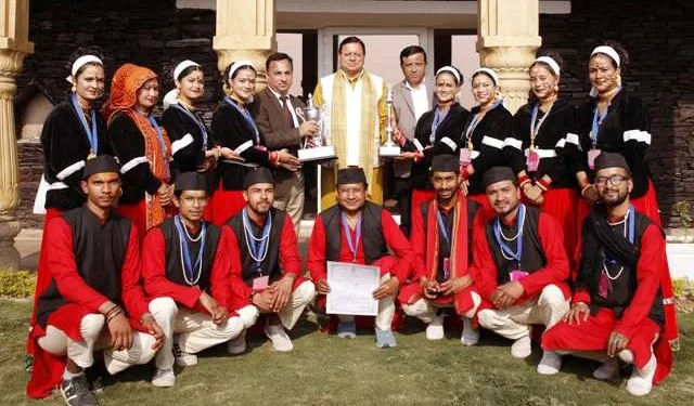 सीएम से मिले “सांस्कृतिक विरासत एवं साहसिक खेल” झांकी के कलाकार