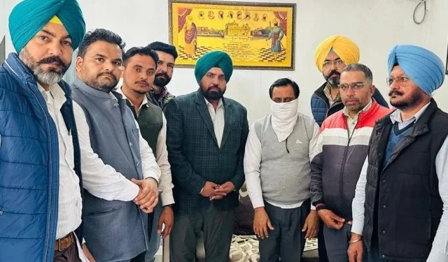 नगर परिषद का क्लर्क रिश्वत लेते गिरफ्तार