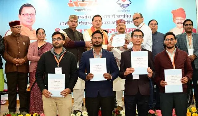 नव चयनित अधिकारियों को सीएम ने सौंपे नियुक्ति पत्र