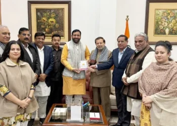 पर्यटन मंत्री ने सीएम को दिया सूरजकुंड मेले का निमंत्रण