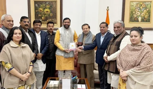 पर्यटन मंत्री ने सीएम को दिया सूरजकुंड मेले का निमंत्रण