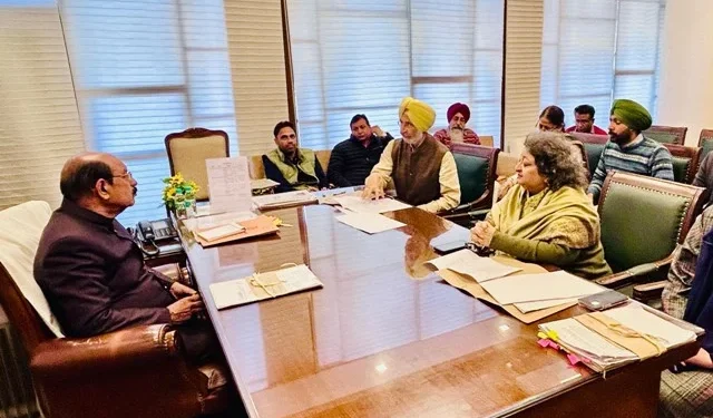 मंत्री ने की स्वतंत्रता सेनानियों से जुड़ी योजनाओं की समीक्षा