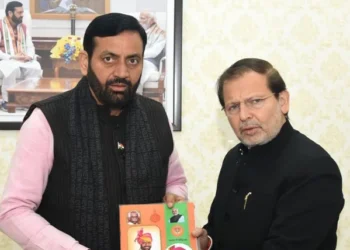 मंत्री शर्मा ने मुख्यमंत्री को सौंपी कार्य प्रगति पुस्तिका