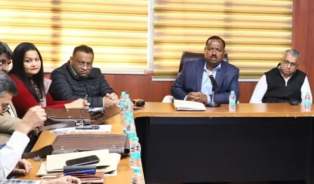 राज्य चुनाव आयुक्त ने चुनाव पर्यवेक्षकों की ली बैठक