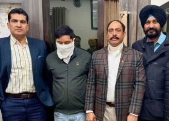 रिश्वत लेते नायब तहसीलदार का रीडर काबू