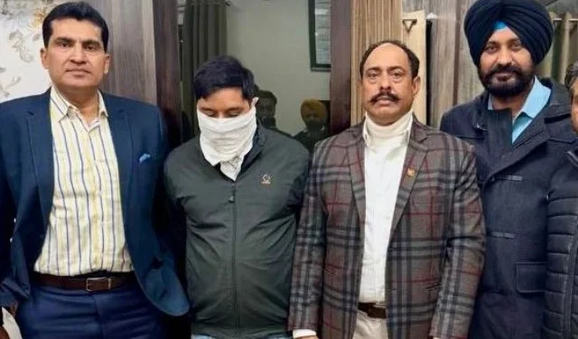 रिश्वत लेते नायब तहसीलदार का रीडर काबू