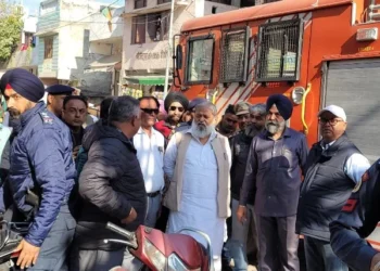 विज ने मोची मंडी में घर में लगी आग का लिया जायजा