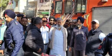 विज ने मोची मंडी में घर में लगी आग का लिया जायजा