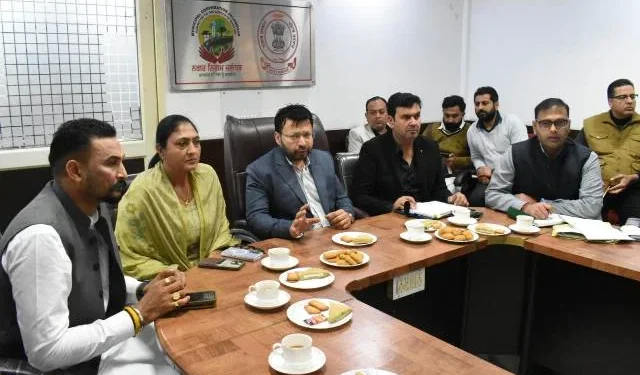 शहरों में बुनियादी सुविधाएं बेहतर की जाए - मंत्री