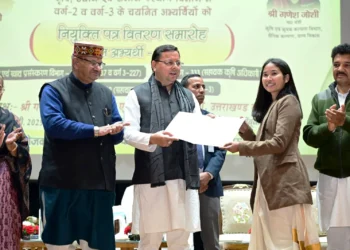 सीएम धामी ने अभ्यर्थियों को सौंपे नियुक्त पत्र