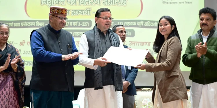 सीएम धामी ने अभ्यर्थियों को सौंपे नियुक्त पत्र