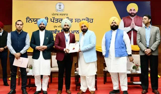 सीएम मान ने 497 युवाओं को सौंपे नियुक्ति पत्र