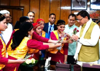 स्कूली छात्राओं ने की सीएम धामी से मुलाकात