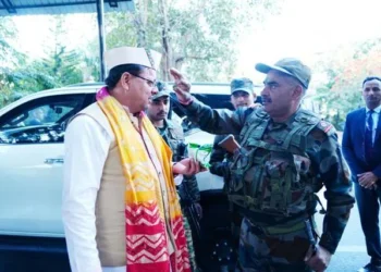 काफिला रोक, सेना के जवानों के बीच पहुंचे धामी