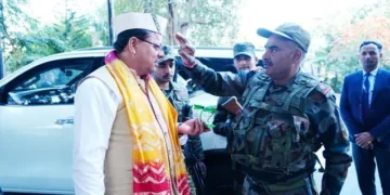 काफिला रोक, सेना के जवानों के बीच पहुंचे धामी