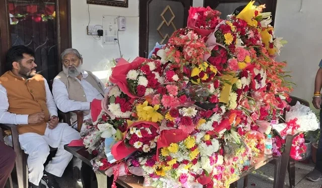 त्यौहार की तरह मनाया गया विज का जन्मदिन