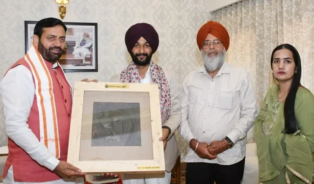 पद्मश्री साहित्यकार डॉ. देशवाल व पैरालंपिक खिलाड़ी हरविंदर सम्मानित