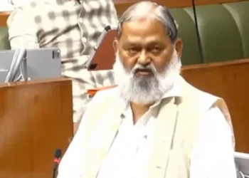 चंडीगढ़, 26 मार्च। हरियाणा के परिवहन मंत्री अनिल विज ने कहा कि पुराने बस स्टैंड, पानीपत में इलेक्ट्रिक बस डिपो निर्माणाधीन है जोकि जुलाई - 2025 तक इसके तैयार होने की संभावना है। डिपो के तैयार होने के बाद, शेष सभी 45 इलेक्ट्रिक बसें संचालित कर दी जाएंगी। विज आज चंडीगढ़ में हरियाणा विधानसभा में चल रहे बजट सत्र में लगाए गए एक प्रश्न का उत्तर दे रहे थे। इसके अलावा, पानीपत शहर में मेट्रो सिटी से आए थ्री व्हीलर पॉल्यूशन और ट्रैफिक जाम का कारण बन रहे हैं और सदन में अनुरोध किया गया कि इन थ्री व्हीलर को इंपाउंड किया जाए और गरीबों के हित को ध्यान में रखते हुए उन्हें सस्ती दरों पर लोन उपलब्ध करवाकर इलेक्ट्रिक थ्री व्हीलर खरीदने में सहायता दी जाए। इस पर परिवहन मंत्री श्री अनिल विज ने आश्वासन देते हुए बताया कि नियमों के तहत उचित कार्रवाई की जाएगी