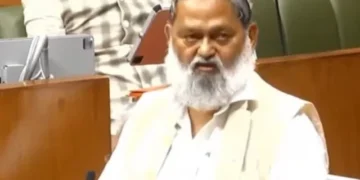 चंडीगढ़, 26 मार्च। हरियाणा के परिवहन मंत्री अनिल विज ने कहा कि पुराने बस स्टैंड, पानीपत में इलेक्ट्रिक बस डिपो निर्माणाधीन है जोकि जुलाई - 2025 तक इसके तैयार होने की संभावना है। डिपो के तैयार होने के बाद, शेष सभी 45 इलेक्ट्रिक बसें संचालित कर दी जाएंगी। विज आज चंडीगढ़ में हरियाणा विधानसभा में चल रहे बजट सत्र में लगाए गए एक प्रश्न का उत्तर दे रहे थे। इसके अलावा, पानीपत शहर में मेट्रो सिटी से आए थ्री व्हीलर पॉल्यूशन और ट्रैफिक जाम का कारण बन रहे हैं और सदन में अनुरोध किया गया कि इन थ्री व्हीलर को इंपाउंड किया जाए और गरीबों के हित को ध्यान में रखते हुए उन्हें सस्ती दरों पर लोन उपलब्ध करवाकर इलेक्ट्रिक थ्री व्हीलर खरीदने में सहायता दी जाए। इस पर परिवहन मंत्री श्री अनिल विज ने आश्वासन देते हुए बताया कि नियमों के तहत उचित कार्रवाई की जाएगी