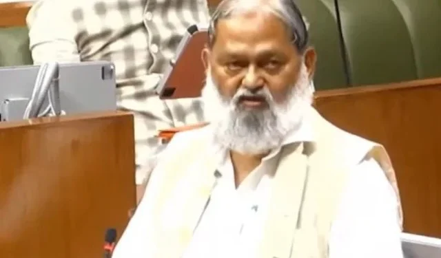 चंडीगढ़, 26 मार्च। हरियाणा के परिवहन मंत्री अनिल विज ने कहा कि पुराने बस स्टैंड, पानीपत में इलेक्ट्रिक बस डिपो निर्माणाधीन है जोकि जुलाई - 2025 तक इसके तैयार होने की संभावना है। डिपो के तैयार होने के बाद, शेष सभी 45 इलेक्ट्रिक बसें संचालित कर दी जाएंगी। विज आज चंडीगढ़ में हरियाणा विधानसभा में चल रहे बजट सत्र में लगाए गए एक प्रश्न का उत्तर दे रहे थे। इसके अलावा, पानीपत शहर में मेट्रो सिटी से आए थ्री व्हीलर पॉल्यूशन और ट्रैफिक जाम का कारण बन रहे हैं और सदन में अनुरोध किया गया कि इन थ्री व्हीलर को इंपाउंड किया जाए और गरीबों के हित को ध्यान में रखते हुए उन्हें सस्ती दरों पर लोन उपलब्ध करवाकर इलेक्ट्रिक थ्री व्हीलर खरीदने में सहायता दी जाए। इस पर परिवहन मंत्री श्री अनिल विज ने आश्वासन देते हुए बताया कि नियमों के तहत उचित कार्रवाई की जाएगी