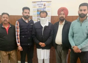 पुलिस अफसरों के नाम पर रिश्वत लेते एक गिरफ्तार