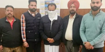 पुलिस अफसरों के नाम पर रिश्वत लेते एक गिरफ्तार
