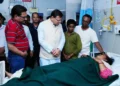 सीएम ने फूड प्वाइजनिंग से ग्रस्त मरीजों से की मुलाकात