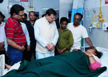 सीएम ने फूड प्वाइजनिंग से ग्रस्त मरीजों से की मुलाकात