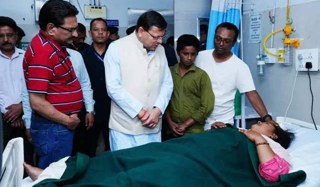 सीएम ने फूड प्वाइजनिंग से ग्रस्त मरीजों से की मुलाकात