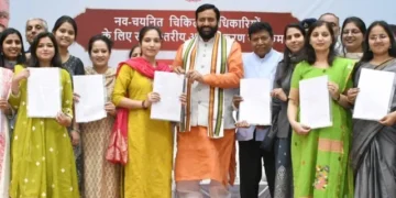 सीएम ने सौंपे 1090 चिकित्साअधिकारियों को नियुक्ति पत्र