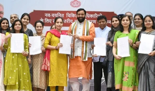सीएम ने सौंपे 1090 चिकित्साअधिकारियों को नियुक्ति पत्र