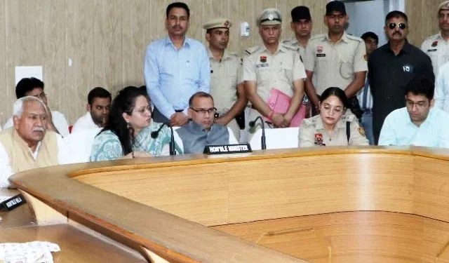 स्वास्थ्य मंत्री ने नारनौल में ली अधिकारियों की बैठक