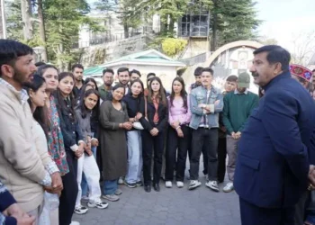 हिमाचल विवि के छात्रों ने की उप-मुख्यमंत्री से भेंट की