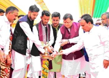 धामी ने गढ़वाल विश्वविद्यालय में छात्रसंघ समारोह में प्रतिभाग किया