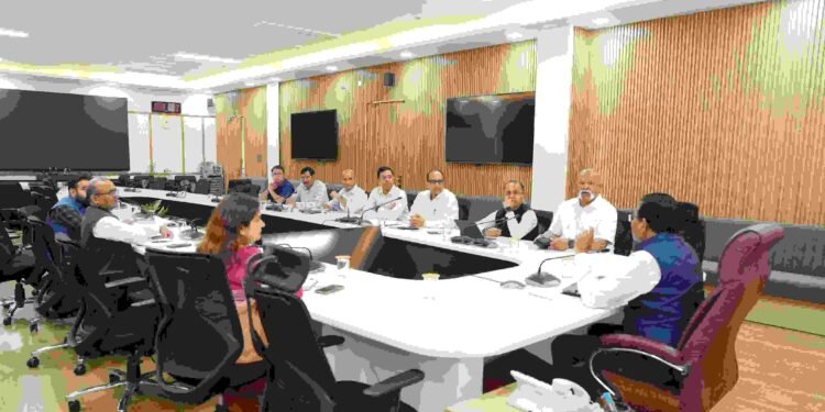 मुख्य सचिव श्री आनन्द बर्द्धन की अध्यक्षता में मंगलवार को सचिवालय में सचिव समिति की बैठक आयोजित हुयी