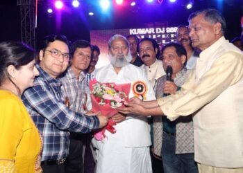 कैबिनेट मंत्री अनिल विज ने बैसाखी के अवसर पर सदाबहार संगीत प्रेमी ग्रुप द्वारा सुभाष पार्क के ओपन एयर थियेटर में आयोजित कार्यक्रम में शिरकत की