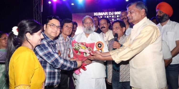 कैबिनेट मंत्री अनिल विज ने बैसाखी के अवसर पर सदाबहार संगीत प्रेमी ग्रुप द्वारा सुभाष पार्क के ओपन एयर थियेटर में आयोजित कार्यक्रम में शिरकत की