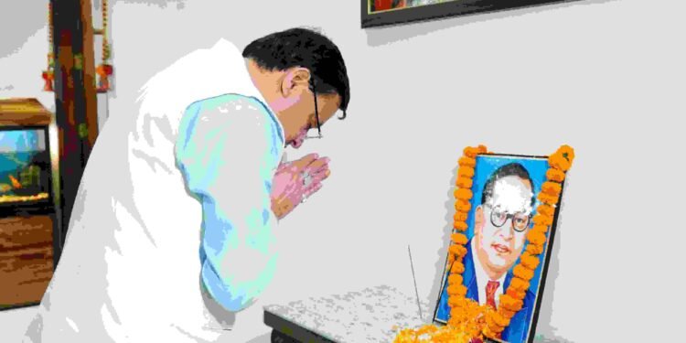 मुख्यमंत्री श्री पुष्कर सिंह धामी ने मुख्यमंत्री आवास में डॉ. भीमराव अंबेडकर जयंती के अवसर पर उनके चित्र पर श्रद्धासुमन अर्पित कर उनका भावपूर्ण स्मरण किया