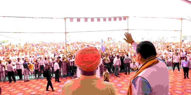 मुख्यमंत्री पुष्कर सिंह धामी के सम्मान में आयोजित कार्यक्रम में चिलचिलाती धूप में पहुंचे हजारों लोग।