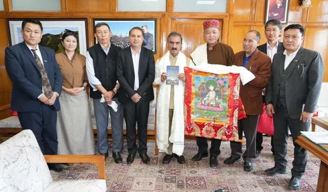 निर्वासित तिब्बत सरकार के प्रतिनिधिमंडल ने सीएम से की भेंट