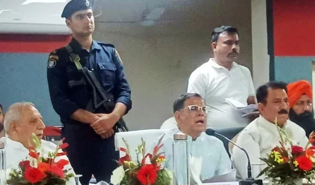 मंत्री राजेश नागर ने शिकायतों का मौके पर किया निपटारा