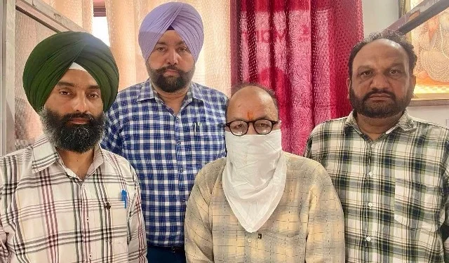 रिश्वत लेते हुए होम्योपैथिक डॉक्टर गिरफ्तार