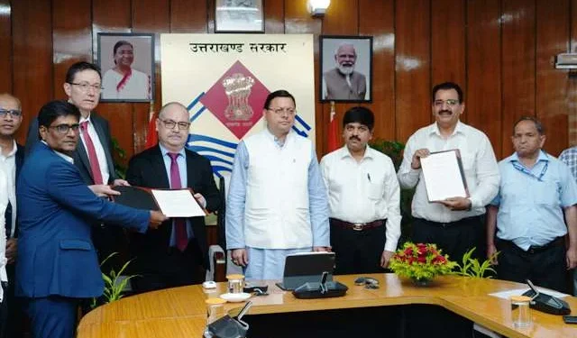 सीएम ने देखा मास रैपिड ट्रांजिट सिस्टम तकनीक पर प्रेजेंटेशन