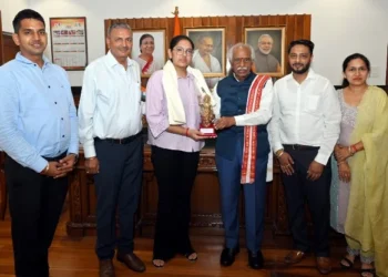 12वीं कॉमर्स की टॉपर श्रेया गर्ग को राज्यपाल का हार्दिक सम्मान