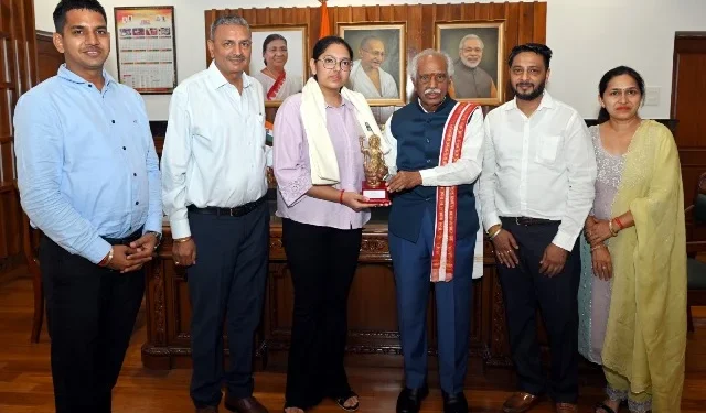 12वीं कॉमर्स की टॉपर श्रेया गर्ग को राज्यपाल का हार्दिक सम्मान