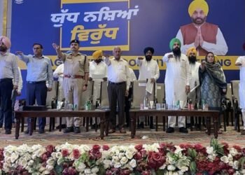 कैबिनेट मंत्री हरपाल सिंह चीमा, बरिंदर गोयल, सांसद मलविंदर सिंह कंग, विधायक नरिंदर कौर भराज ने कमेटी सदस्यों को नशा विरोधी लड़ाई में सख्त निगरानी रखने के लिए प्रेरित किया