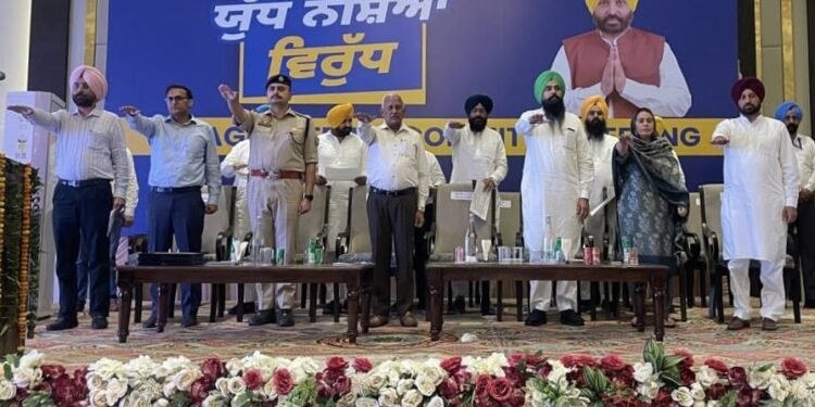 कैबिनेट मंत्री हरपाल सिंह चीमा, बरिंदर गोयल, सांसद मलविंदर सिंह कंग, विधायक नरिंदर कौर भराज ने कमेटी सदस्यों को नशा विरोधी लड़ाई में सख्त निगरानी रखने के लिए प्रेरित किया