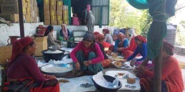 केदारनाथ मंदिर की प्रतिकृति बना रहीं महिलाएँ, ग्रोथ सेंटर से जुड़ा अनूठा प्रयास