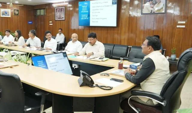 आयुर्वेद के क्षेत्र में अधिक लोगों को जोड़ने की योजना पर चर्चा