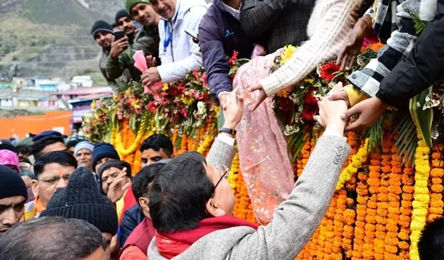 भक्तों के लिए खुले बद्रीनाथ धाम के पवित्र कपाट